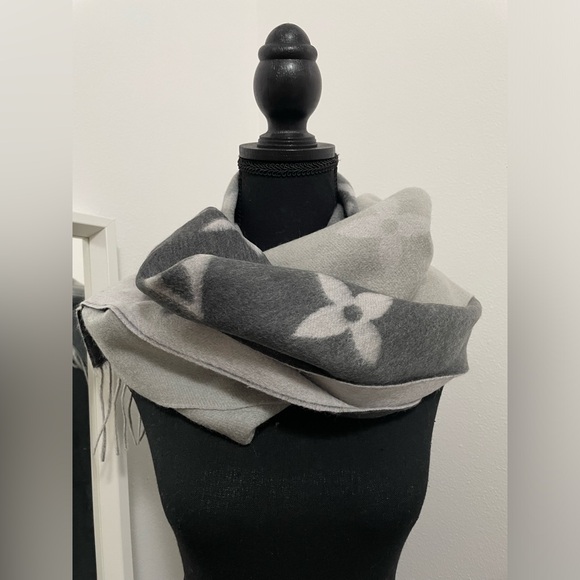 LV Reykjavik Gradient 100% cashmere Scarf - Picture 3 of 5